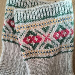 Alternative view of Rõuge vöökirjaga beežil põhjal villased sokid