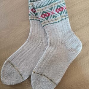 Rõuge vöökirjaga beežil põhjal villased sokid